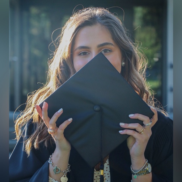 Meet your Posher, Lara - Picture 1 of 2